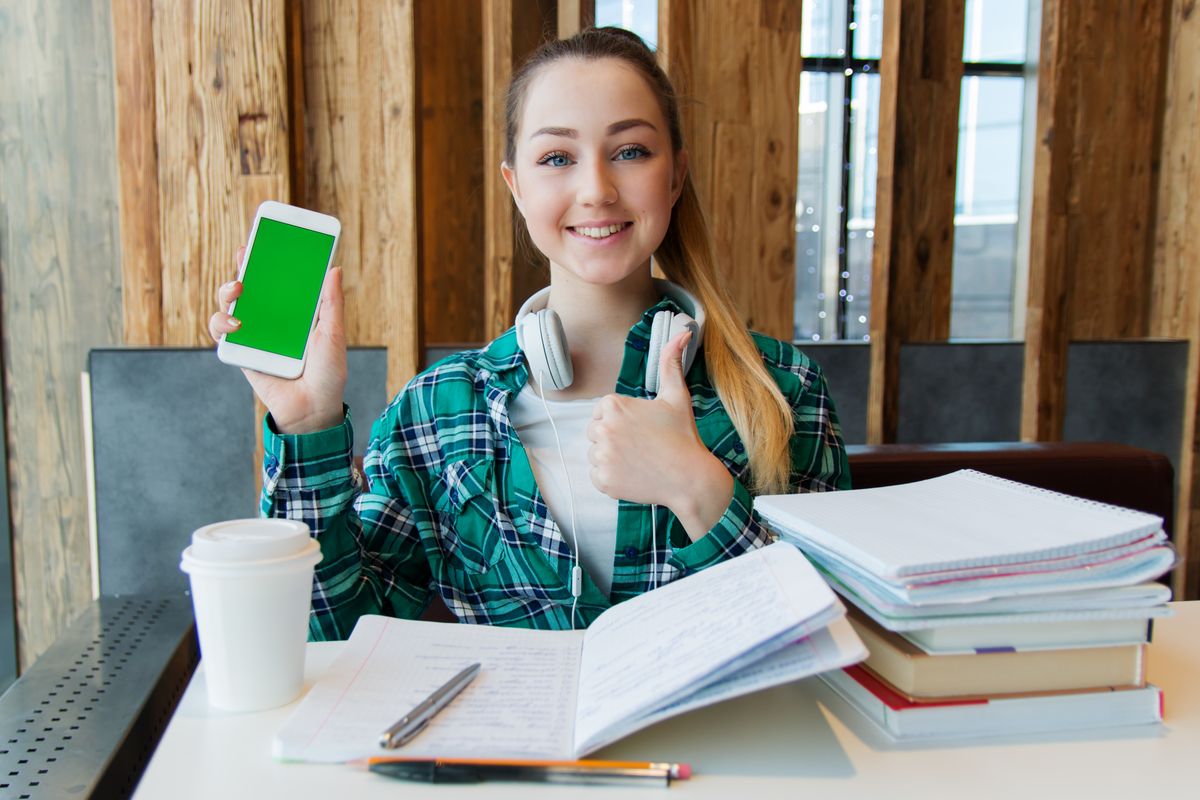 Femme utilisant une application d'apprentissage des langues sur son smartphone